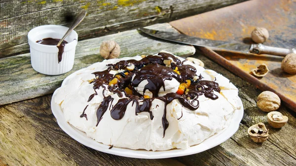 Kuru Kayısı, Kuru erik, fındık, çikolata ile Pavlova pasta