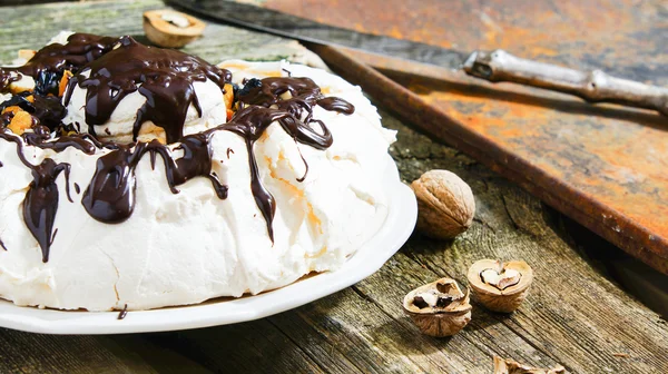 Torta Pavlova con albicocche secche, prugne secche, noci, cioccolato — Foto Stock