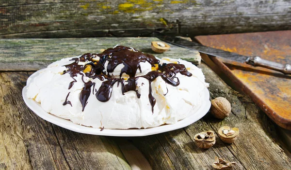 Torta Pavlova con albicocche secche, prugne secche, noci, cioccolato — Foto Stock