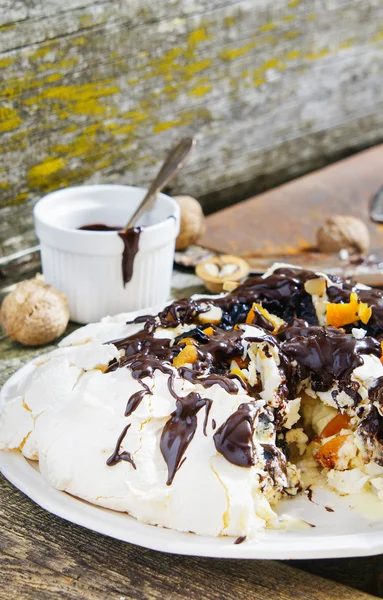 Pavlova-Kuchen mit getrockneten Aprikosen, Pflaumen, Nüssen, Schokolade — Stockfoto