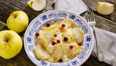 Mozzarella peyniri, elma ve cranberries ile makarna