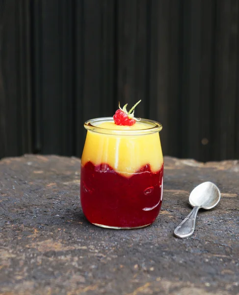 Манго і малиновий десерт у скляній банці — стокове фото