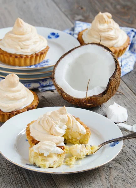 Tartaletas con crema de coco y merengue —  Fotos de Stock