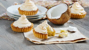Tartlets Hindistan cevizi kreması ve beze