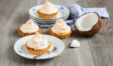 Tartlets Hindistan cevizi kreması ve beze