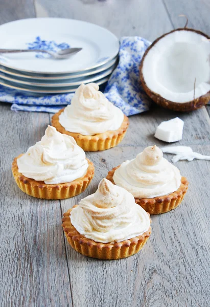 Tartaletas con crema de coco y merengue —  Fotos de Stock