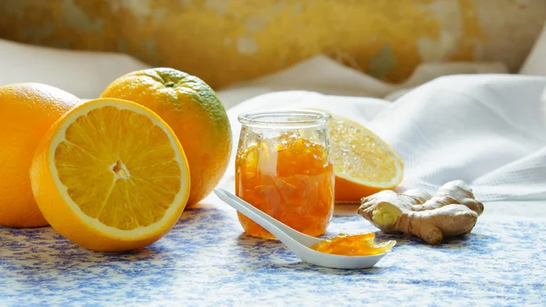 Mermelada naranja con jengibre retroiluminado —  Fotos de Stock