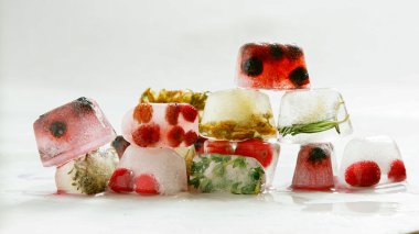 Buz küpleri meyveler ve otlar çay ve kokteyl ile