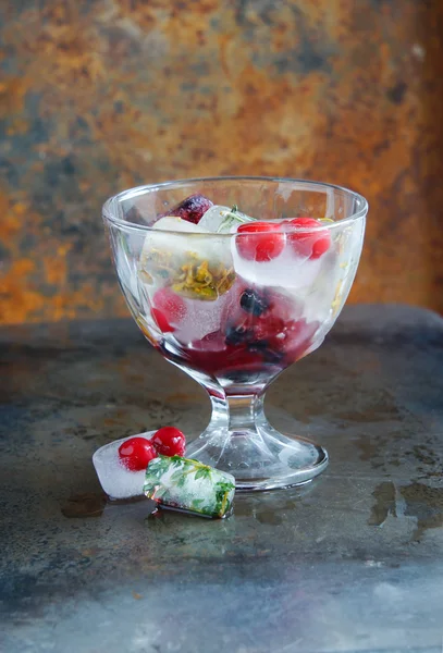 Кубики льоду з ягодами та травами для чаю та коктейлів — стокове фото