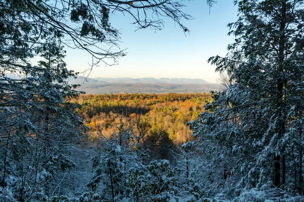 Widok Widokiem Jesień Foliage Przez Pokryte Śniegiem Drzewa Górach Shawangunk — Zdjęcie stockowe