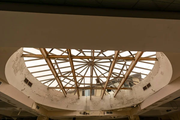 Skylight Geométrico Moderno Lobby Edifício Abandonado — Fotografia de Stock