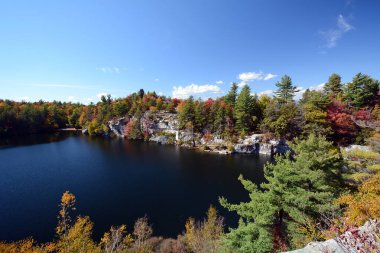 New York 'un kuzeyindeki Shawangunk Dağları' nda Sonbahar Yeşilliği ile Mennewaska Gölü