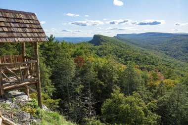 Mohonk Koruma Alanındaki Laurel Ledge Yolu 'na Manzaralı Bakış