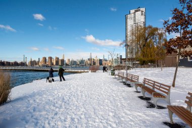 Manhattan Skyline 'lı Verici Parkı. Arka planda, Greenpoint, Brooklyn, New York, ABD. Kar fırtınasından sonra