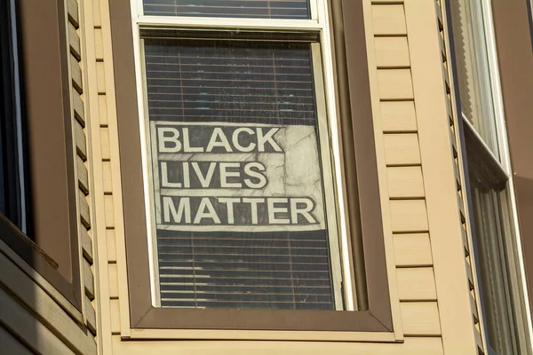 Black Lives Matter Bejelentkezés Lakóépület Ablak — Stock Fotó