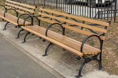 New York 'ta geri dönüştürülmüş plastik kereste parkı bankı.