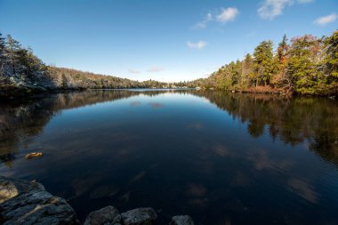 New York 'ta Minnewaska Gölü' nün karşısında