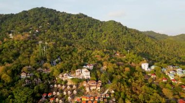Koh Tao adasının ve okyanusun gün batımında, Tayland 'daki hava aracı görüntüsü.