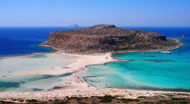 Girit 'teki Balos Gölü' nün muhteşem gök mavisi suları ve beyaz kumlu plajları manzarası..