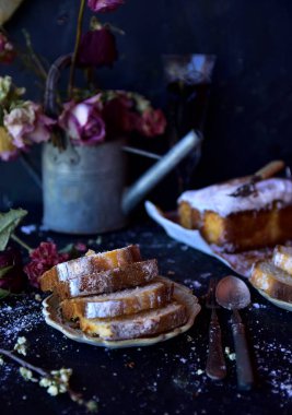 Siyah arka planda bir bardak kırmızı şaraplı limonlu kum keki..