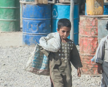 Bedir 'de günlük mülteci köyü hayatı, Afganistan' da çölde..