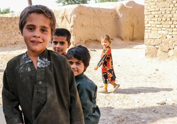 Bedir 'de günlük mülteci köyü hayatı, Afganistan' da çölde..