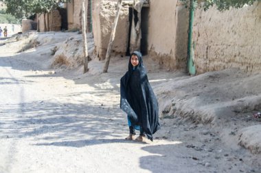 Bedir 'de günlük mülteci köyü hayatı, Afganistan' da çölde..