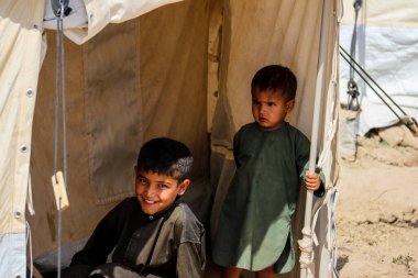 Bedir 'de günlük mülteci köyü hayatı, Afganistan' da çölde..