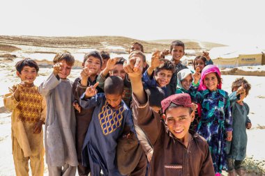 Bedir 'de günlük mülteci köyü hayatı, Afganistan' da çölde..