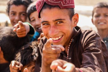 Bedir 'de günlük mülteci köyü hayatı, Afganistan' da çölde..