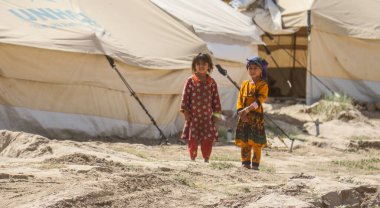 Bedir 'de günlük mülteci köyü hayatı, Afganistan' da çölde..