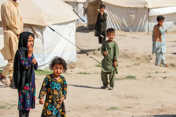 Bedir 'de günlük mülteci köyü hayatı, Afganistan' da çölde..