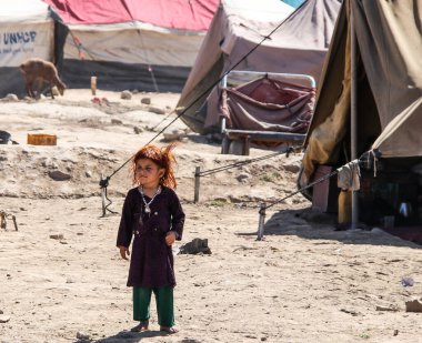 Bedir 'de günlük mülteci köyü hayatı, Afganistan' da çölde..