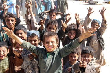 Bedir 'de günlük mülteci köyü hayatı, Afganistan' da çölde..
