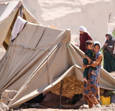 Bedir 'de günlük mülteci köyü hayatı, Afganistan' da çölde..