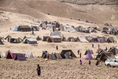 Bedir 'de günlük mülteci köyü hayatı, Afganistan' da çölde..