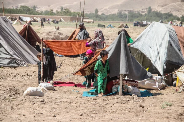 Bedir 'de günlük mülteci köyü hayatı, Afganistan' da çölde..