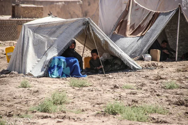 Bedir 'de günlük mülteci köyü hayatı, Afganistan' da çölde..