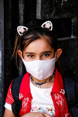 2020 yazında Suriye 'nin kuzeydoğusundaki IŞİD kampındaki mülteci çocuklar