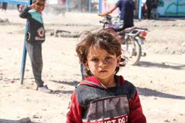 2020 yazında Suriye 'nin kuzeydoğusundaki IŞİD kampındaki mülteci çocuklar