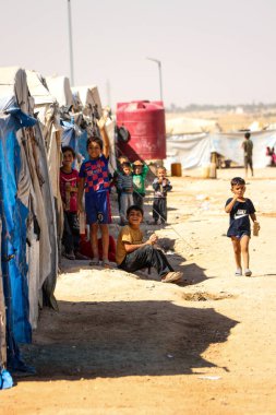 2020 yazında Suriye 'nin kuzeydoğusundaki IŞİD kampındaki mülteci çocuklar