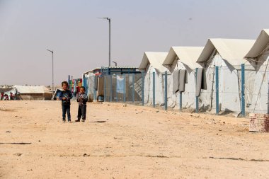 2020 yazında Suriye 'nin kuzeydoğusundaki IŞİD kampındaki mülteci çocuklar