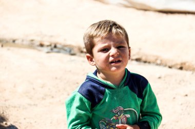 2020 yazında Suriye 'nin kuzeydoğusundaki IŞİD kampındaki mülteci çocuklar