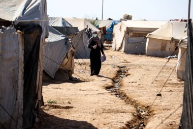 2020 yazında Suriye 'nin kuzeydoğusundaki IŞİD kampındaki mülteci çocuklar