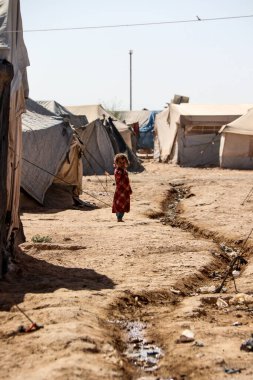 2020 yazında Suriye 'nin kuzeydoğusundaki IŞİD kampındaki mülteci çocuklar