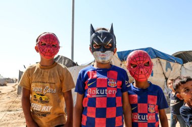 2020 yazında Suriye 'nin kuzeydoğusundaki IŞİD kampındaki mülteci çocuklar