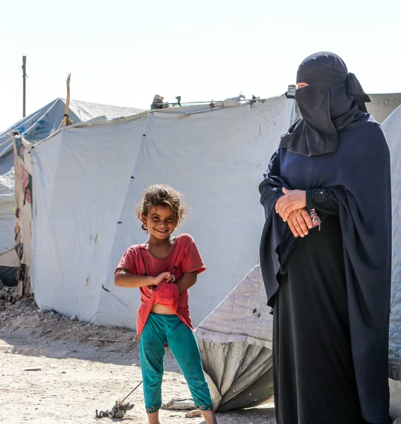 2020 yazında Suriye 'nin kuzeydoğusundaki IŞİD kampındaki mülteci çocuklar