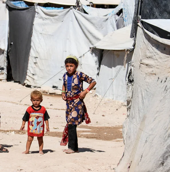 ホールIsisキャンプ2020年夏のシリア北東部の難民キャンプの子供たち — ストック写真