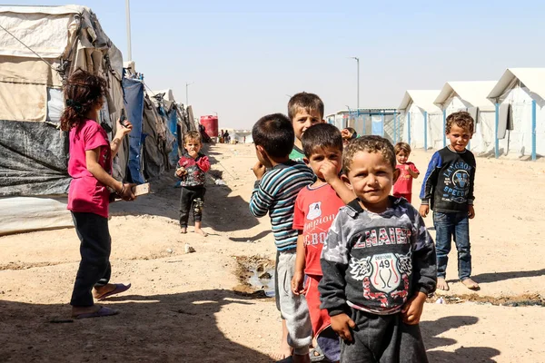 2020 yazında Suriye 'nin kuzeydoğusundaki IŞİD kampındaki mülteci çocuklar