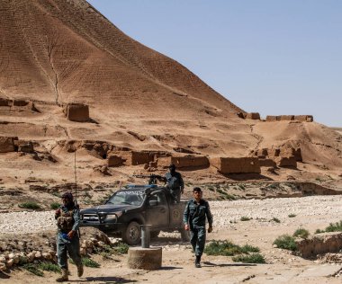 Bedir 'de günlük mülteci köyü hayatı, Afganistan' da çölde..